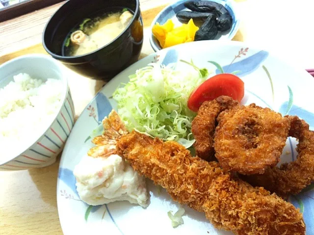 本日のランチ。ほとんどエビの味のしないエビフライ定食。|JTKさん