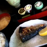 お昼の塩鯖定食。小さな惣菜5種盛り重、玄米入りごはん、いりこだしのみそ汁付き。|呑むきちさん