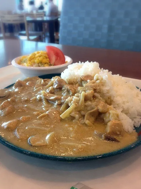 社食のタイ風カレー、大盛って言うたら激しく大盛りにしてくれた。。。苦しい・・・(^_^;)|Kazuさん