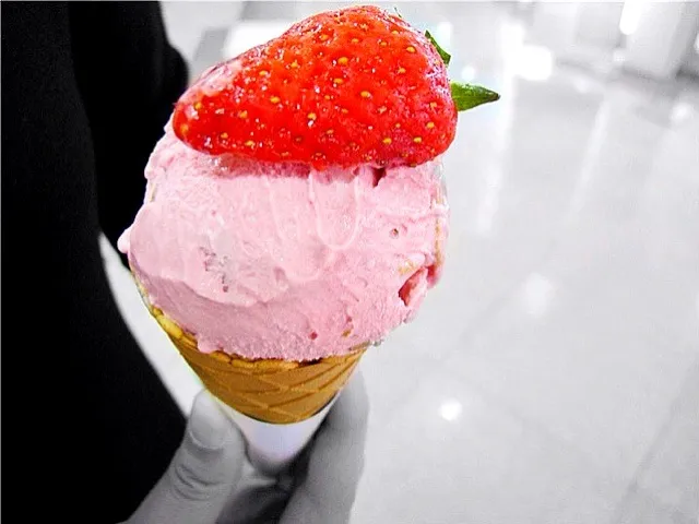 Snapdishの料理写真:Stawberry Icecream.|鬼王otoさん