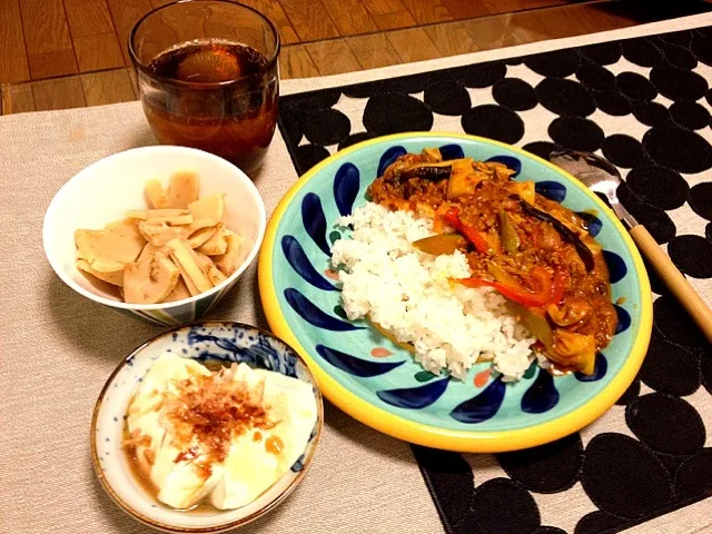 野菜たっぷり牛挽肉のトマトカレーライス、筍の煮物、枝豆豆腐|ひかりさん