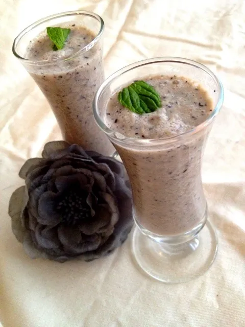 blueberry and banana smoothie|shafiyaさん