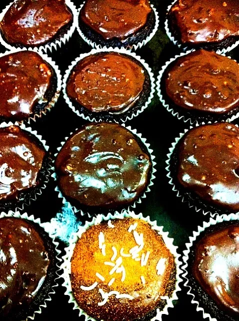 Black Velvet cups with dark choco cream cheese frosting|caren memanさん