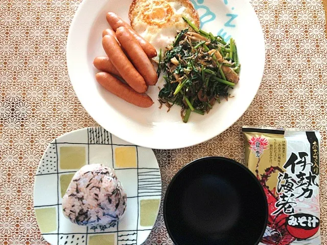 旦那さん用朝ご飯。目玉焼き、カリカリじゃこと春菊・舞茸の佃煮風、ウインナー、ひじき梅のおにぎり、レトルトのお味噌汁。私は妹とデート♡日焼けしそうな天気(>_<)|canadienneさん