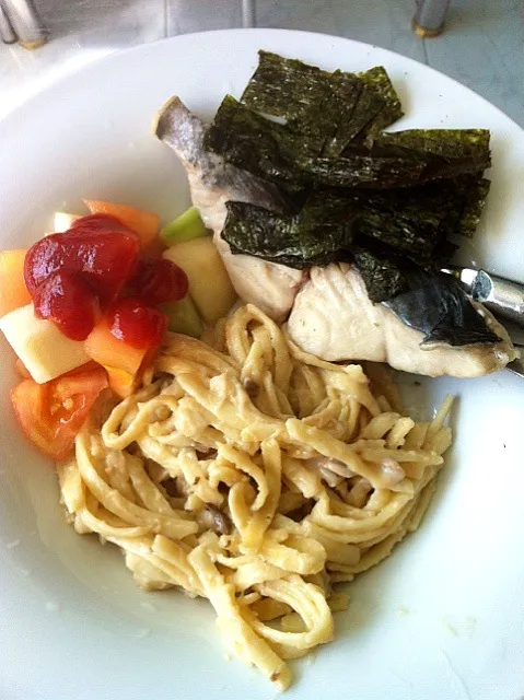 Pasta with fish and salad|Natalie Nano Melloさん