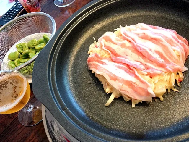 お好み焼きとそら豆とビール|かっしーさん