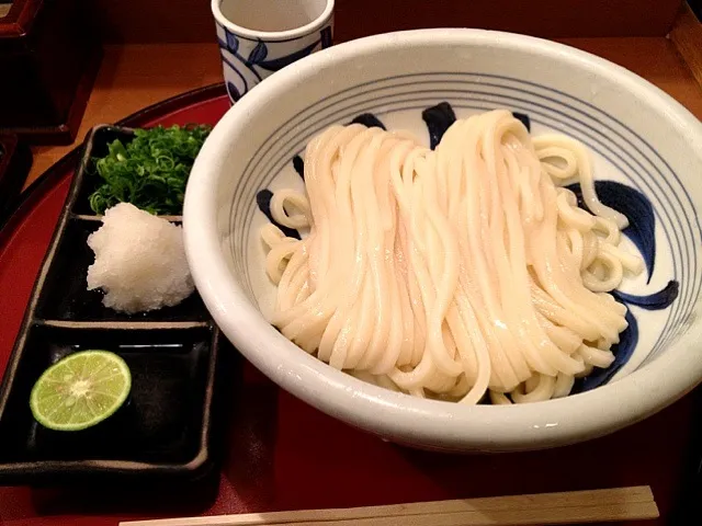 Snapdishの料理写真:今日のお昼は大阪帰ると必ず行く梅田「はがくれ」の生醤油うどん。小麦の美味しさが詰まった麺はツルっといくらでも食べれる美味しさ！10数年来変わらない、でもおっちゃんは年々パワーアップしているオモロイお店です♪|sumiyoさん