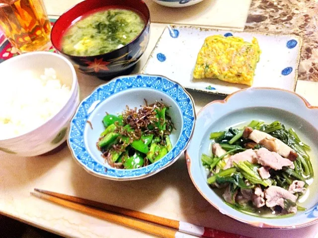 菊菜としいたけと豚肉たいたん、じゃこピーマンの甘辛炒め、ネギ卵焼き、味噌汁|wakanowさん