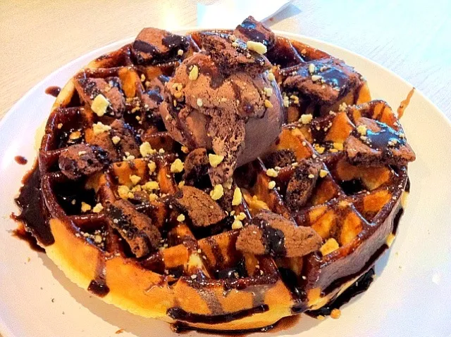 Snapdishの料理写真:cookies & nut ice-cream waffle|genさん