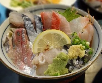 Snapdishの料理写真:地魚の海鮮丼@はま蔵|Maru_nyaさん