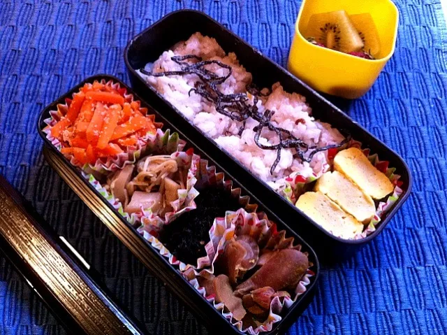 今日のお弁当。卵焼き、ヒジキの梅ゴマ、えのきとエリンギのウマ煮、人参たらこ和え、砂肝の梅紫蘇蒸し！|田畑弥生さん