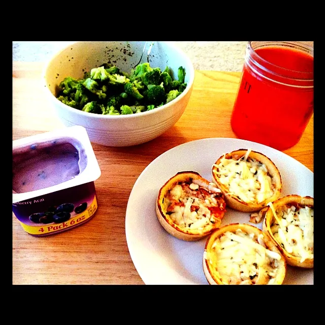 2) lunch: WW Pizza (8), broccoli and dannon blueberry yogurt|Tara Lynnさん