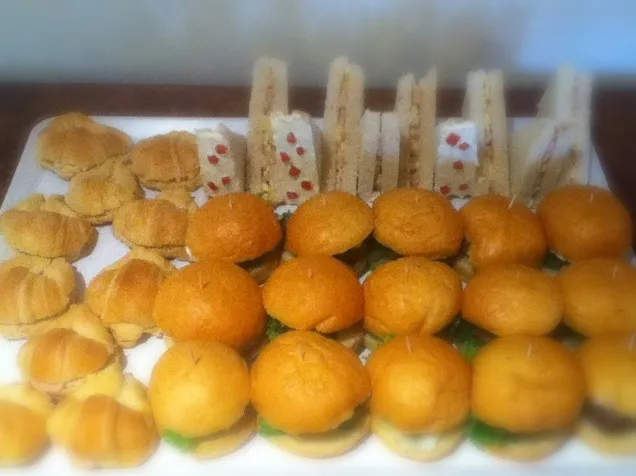 Mini Croissants con jamon y queso/Sandwichitos  de jamon y queso/Mini cheeseburgers|Paola Perezさん