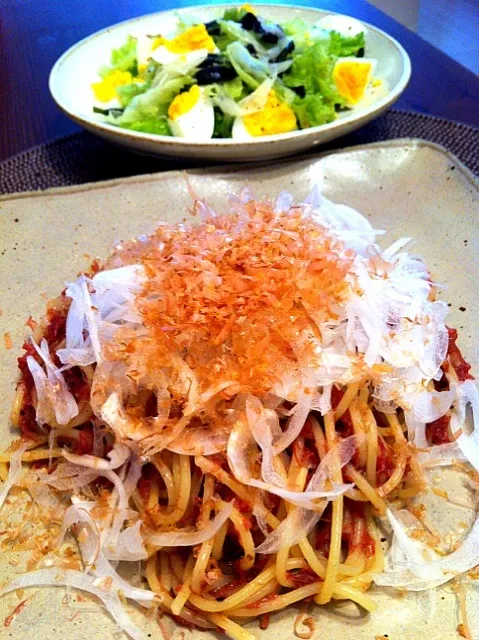 ようやく今日はまるまる休日！なけなし食材ブランチ。でも旨い(^^) コンビーフの和風パスタさらし玉ねぎ乗せ、卵とわかめのサラダ。今日こそクローゼットの整理をしたいが！できるか否か！！|番長さん