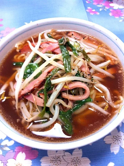 Snapdishの料理写真:醤油ラーメン（ニラもやし焼豚）|yoshiee mizutaniさん