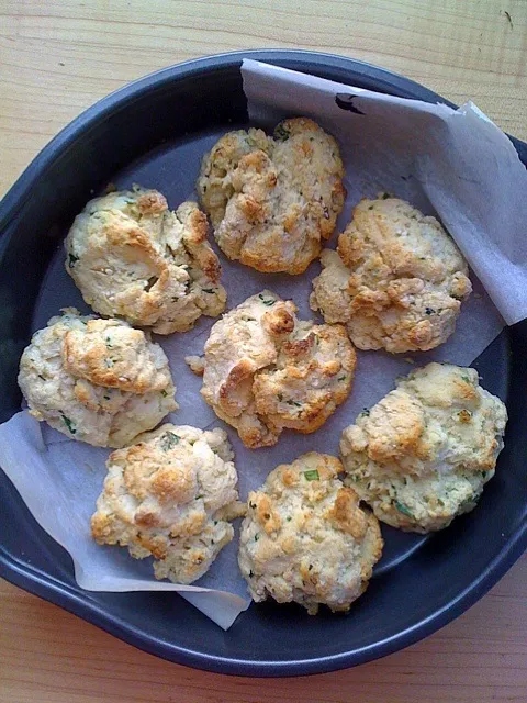 Goat cheese & chive biscuits|xuedan wangさん