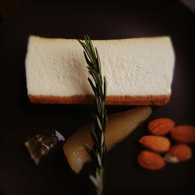 local blue cheese cheesecake, roasted almond, champagne poaced d'anjou pear and marshalls farm honeycomb|SF Calicoさん