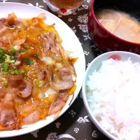 Snapdishの料理写真:ぶたの卵閉じ、味噌汁|まみさん