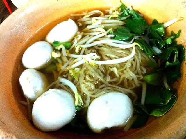 egg noodle with pork ball|Issara. 🍴さん