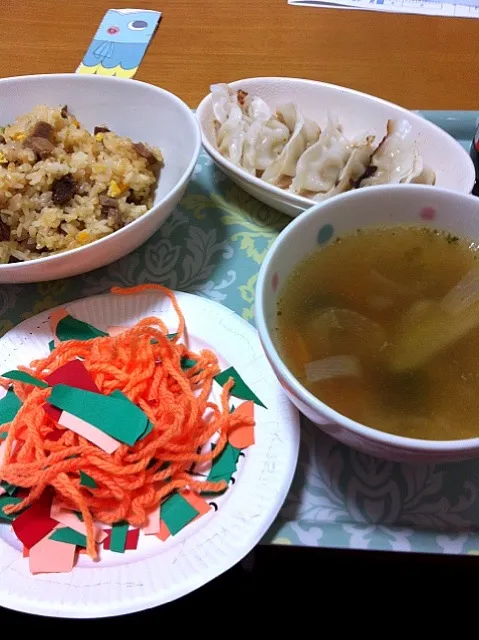 ある日の夜食。炒飯餃子デトックススープそして、3歳児の愛ある毛糸と切り紙のナポリタン。|シロチョさん