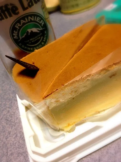 #夜おやつ スフレチーズケーキ、カフェラッテ。ちなみにさっきコンビニハシゴしながらチーズタルトも食べたんだけどもね。|ms903さん