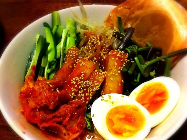 Snapdishの料理写真:豪華な盛岡冷麺。ワラビもいれて見ました|tesasakiさん