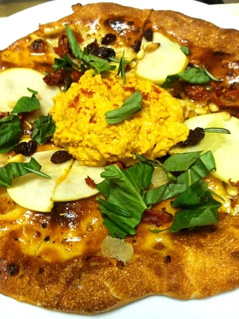 HONEY CHILI PIZZA w/ROASTED RED PEPPER HUMMUS. APPLES. CURRANTS. PINENUTS AND BASIL|GREG ARNOLDさん