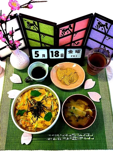 親子丼、大根と油揚げのみそ汁、くずもち|大空さん