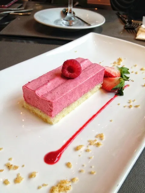 Snapdishの料理写真:raspberry mousse cake @Ammo|muiさん