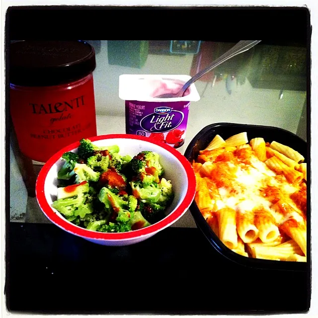 Snapdishの料理写真:DAY 3 (lunch) broccoli with hot sauce, pasta rigatoni and blueberry yogurt|Tara Lynnさん