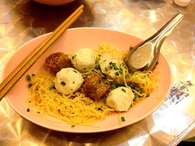 Snapdishの料理写真:fish ball noodles|matt layさん