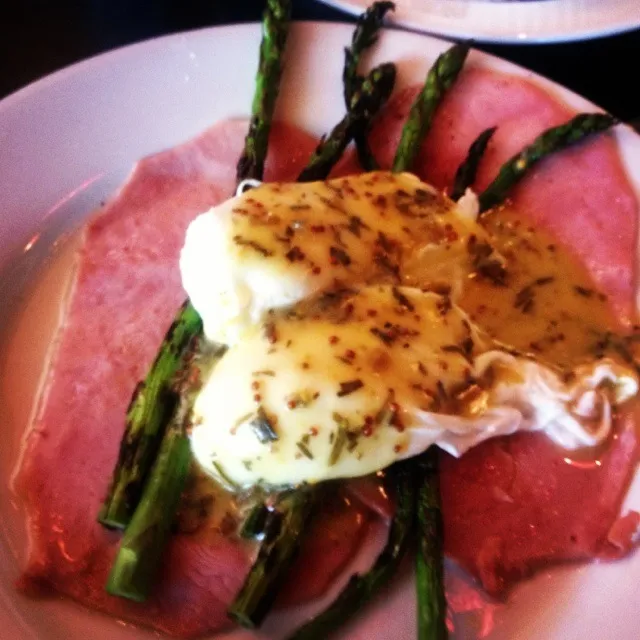 Eggs with Canadian ham and asparagus|sooprcoolchicaさん