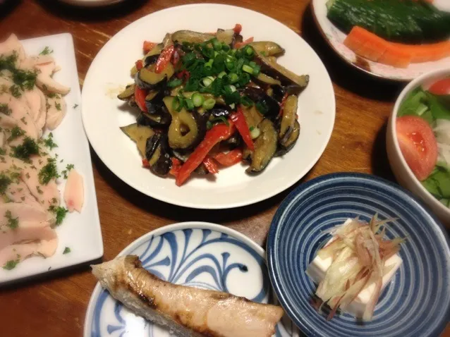 茄子の味噌炒め、鰤塩焼き、ミョウガ奴、ほうれん草サラダ|raku_darさん