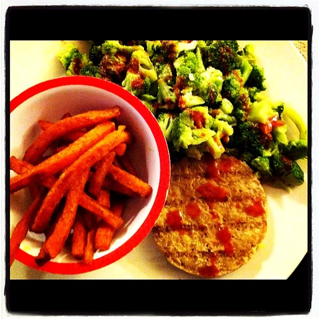 DAY 3 (dinner) Spicy sweet potato fries (baked), broccoli with hot sauce and a vegan veggie burger|Tara Lynnさん