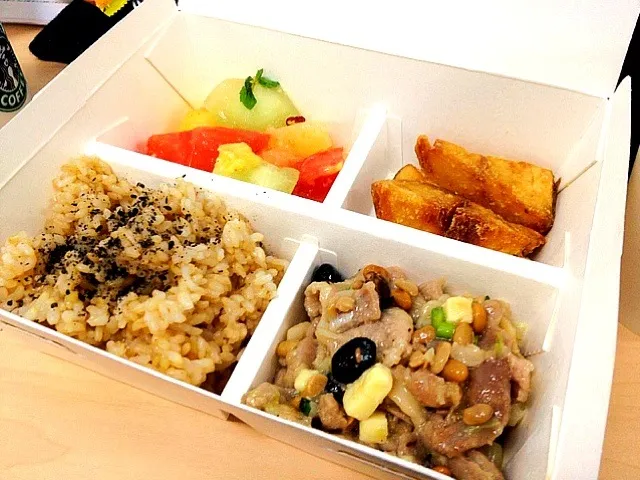 Grilled pork w/ cheese and natto beans, potate fries and marinated fruits|chan mitsuさん