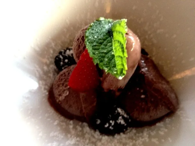 Valrhona #icecream with #berries|sooprcoolchicaさん