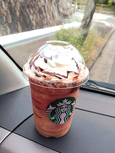 ソイストロベリークリームフラペチーノ  ショット チョコソースプラスで|ゆこさん