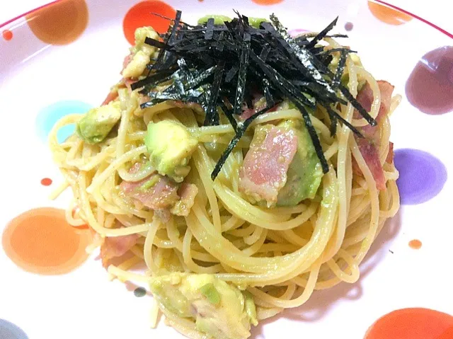 アボカドとベーコンのワサビ醤油パスタ|ちぃたさん