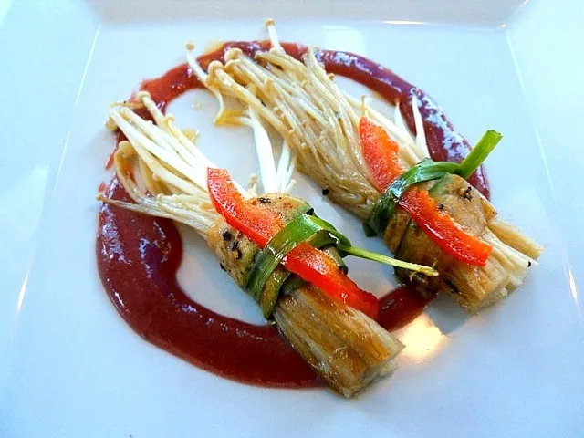 SEARED ENOKI WRAPPED IN AUBERGINE AND RED PEPPER|GREG ARNOLDさん