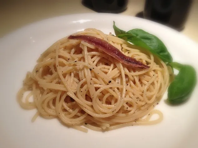 アンチョビと黒胡椒のスパゲッティーニ|たじごんさん