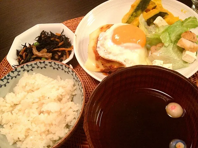 今日は久しぶりにハンバーグ。子ども達はチーズ+目玉焼きでボリュームアップ！  付け合わせはカボチャのクリーム煮とサラダ。|松浦有里さん