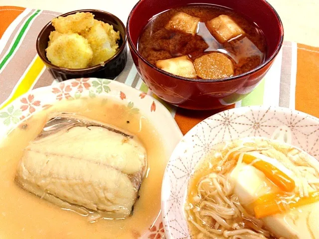 サバの味噌煮、お豆腐のキノコあんかけ、山芋のスパイシーカレー炒め、赤だしのお味噌汁|おおのさとみさん