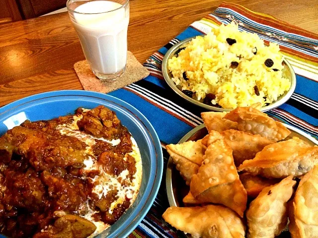 スパイスで作ったチキンカレー、サモサ、オレンジラッシー|tomoccoさん