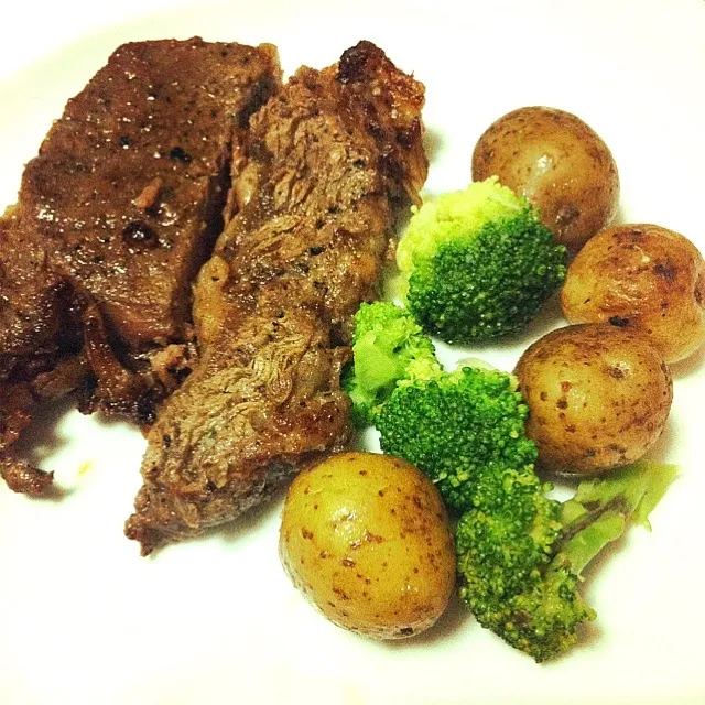 Steak with marble potatoes and broccoli|Carmela Maniegoさん