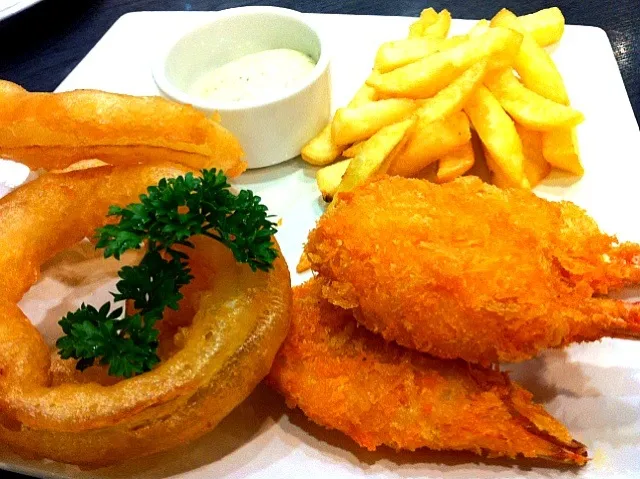 onion ring and fried shrimp with french fried|Issara. 🍴さん