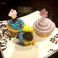 Snapdishの料理写真:Blueberry-filled Lemon cupcakes &  Lemon Lavender cupcakes|Je suis Jolieさん