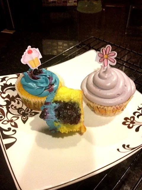 Snapdishの料理写真:Blueberry-filled Lemon cupcakes &  Lemon Lavender cupcakes|Je suis Jolieさん