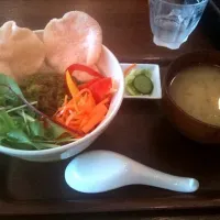 Snapdishの料理写真:グリーンキーマカレー丼|なほさん