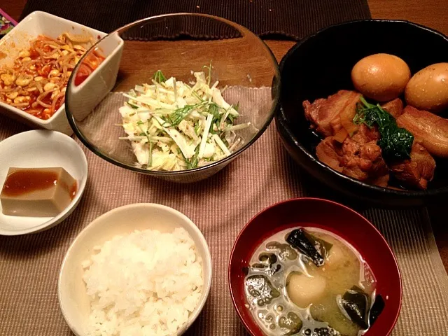 豚の角煮(うちで育てた小松菜を添えて♡)、キャベツと新玉ねぎと水菜のサラダ、ピリ辛もやし、ゴマ豆腐、新玉ねぎとワカメとお麩のお味噌汁♡|hanakohaさん