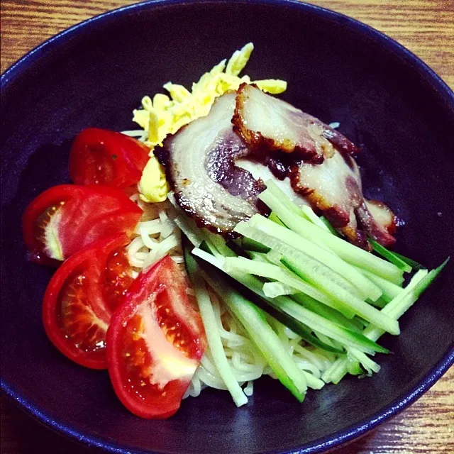 【今夜のウチご飯】贅沢冷やし中華～。完熟トマトに，黒豚バラ焼豚，錦糸卵とキュウリ。大好きな北窯のやちむんで。うまうま～|takuya KAWANOさん